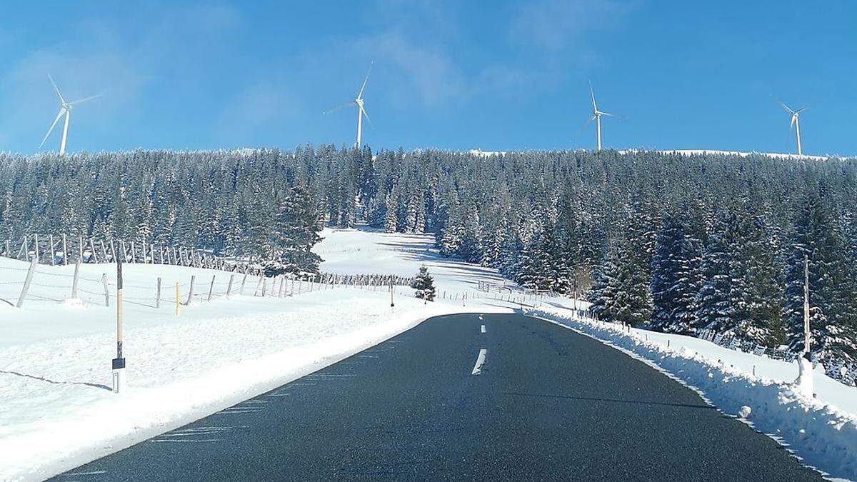  Auf der Handalm wurde auf steirischer Seite bereits ein Windpark umgesetzt. Hier mit Blick darauf von der Weinebene aus