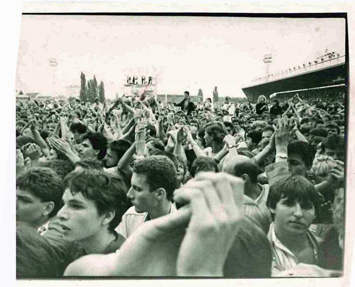 Begeisterte Fans beim Tina Turner Konzert 1987 im Stadion
