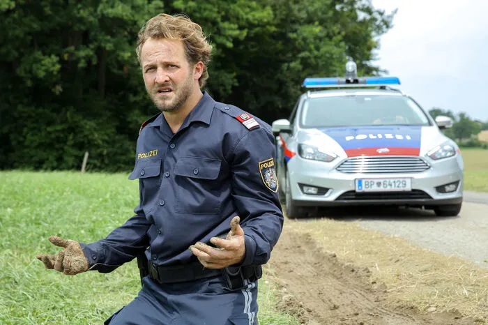 ... Die 15-jährige lenkte das Auto ihres volljährigen Freundes, schwer alkoholisiert, selber. Ihr Onkel und Polizist hält die beiden an. Dann kommt es zu einer Schlüsselszene der Serie ...
