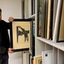 Stefan Regenfelder zieht einen Holzschnitt von Werner Berg aus dem Archiv der Stadt. St. Veit