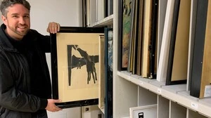 Stefan Regenfelder zieht einen Holzschnitt von Werner Berg aus dem Archiv der Stadt. St. Veit
