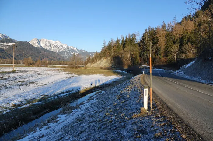An dieser Schneestange rechts kam der Pkw des Rottenmanners von der Straße ab