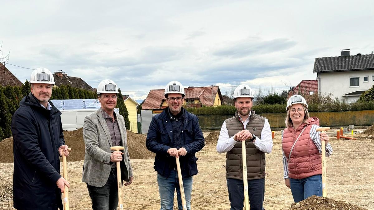 Klaus Kügele, Alexander Kügele, Martin Pucher, Christopher Schlögl und Bianca Schlögl beim Spatenstich (von links) 