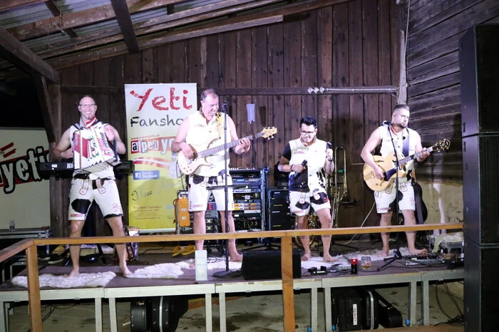 Übrigens: Tanzfreudige kamen bei der Musik des „Alpenyetis“, die aus der Steiermark „eingeflogen“ wurden, voll auf ihre Kosten. 