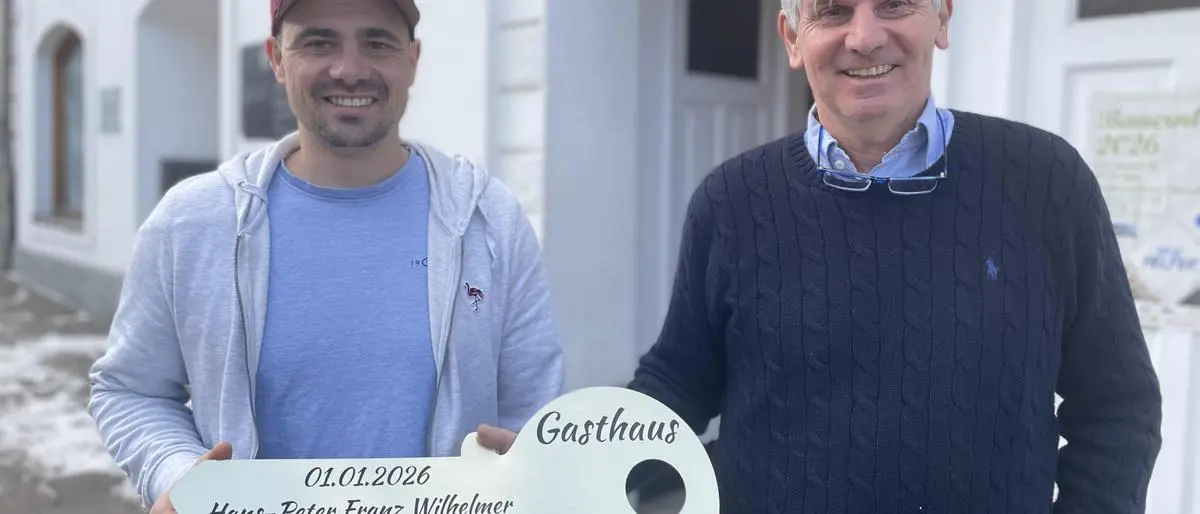 Symbolische Schlüsselübergabe beim Gasthaus Zeilinger in Obdach: Hans-Peter übernimmt von Vater Franz Wilhelmer