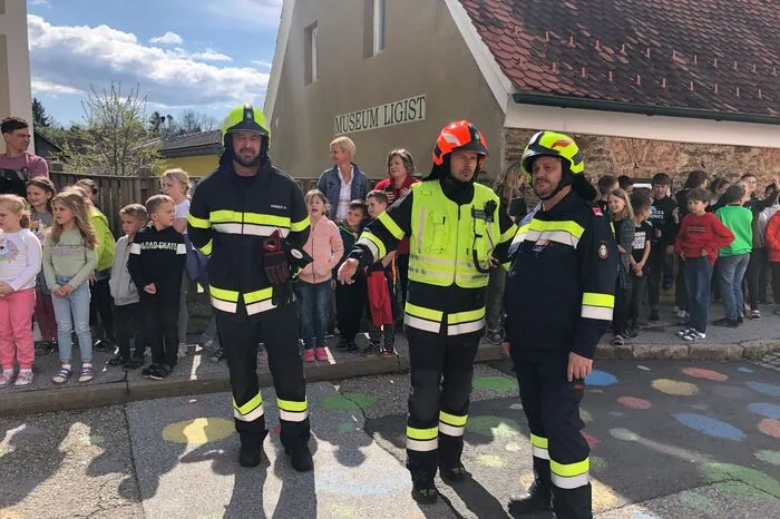 Ziel war es, einen Brand zu bekämpfen, die Volksschüler zu retten und die Rauchentwicklung zu stoppen.