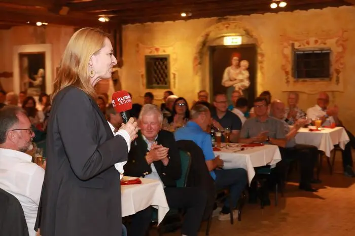 Geschäftsführerin Xenia Daum übernahm die Begrüßung und ging auf die lange Geschichte derKleinen Zeitung ein.