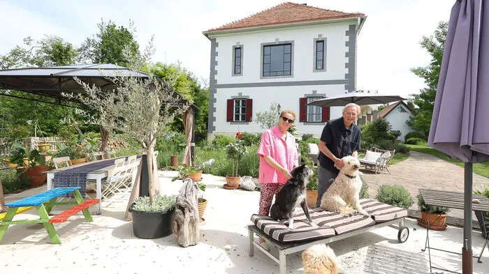 Astrid und Folke Tegetthoff im Garten des ehemaligen Klosters