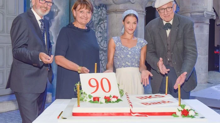 Es war ein Fest für rund 200 Kulturfreunde und Kunden. Die Bank für Kärnten und Steiermark (BKS) feierte das 90-jährige Bestehen der Spittaler Filiale mit Theater und Kulinarik. Das Ensemble Porcia stimmte mit der Schlosskomödie "Krawall in Chioggia" auf einen geselligen Abend ein. Foto: BKS-Leiter Gottfried Kindler, Vorstandsvorsitzende Herta Stockbauer mit Schauspielern des Ensembles Porcia