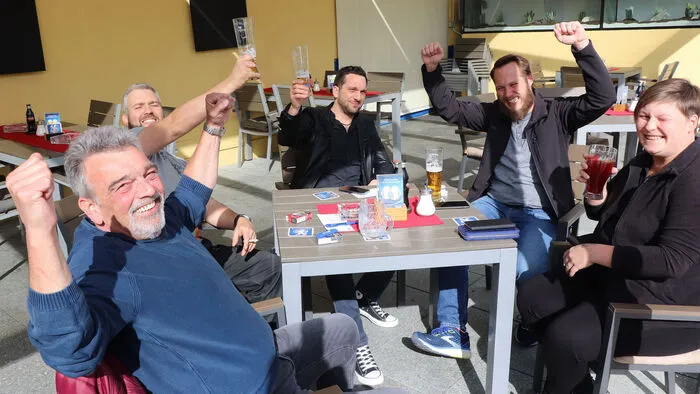 Im Cafe BaBalu freuten sich die Gäste endlich wieder gemeinsam ein Bier zu trinken im Freien!