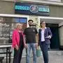 Ismael Hussein (Mitte) mit Bürgermeisterin Elke Florian und Vizebürgermeisterin Birgit Heim