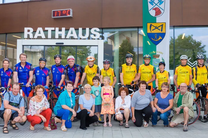 Seit fünf Jahren sind die Radteams aus Lannach und Alling (Bayern) offiziell befreundet. Kürzlich trafen sich die topfitten Hobbysportler wieder: Die Lannacher Radler unter ObmannDaniel Kahr hatten mit ihren deutschen Freunden gemeinsam eine Tour nach Alling unternommen. In drei Tagen wurden 500 Kilometer abgespult. Die Weststeirer wurden dann in Alling durch Bürgermeister Frederik Röder und dem örtlichen Radklub unter Walter Herz mehrmalsfestlich empfangen.