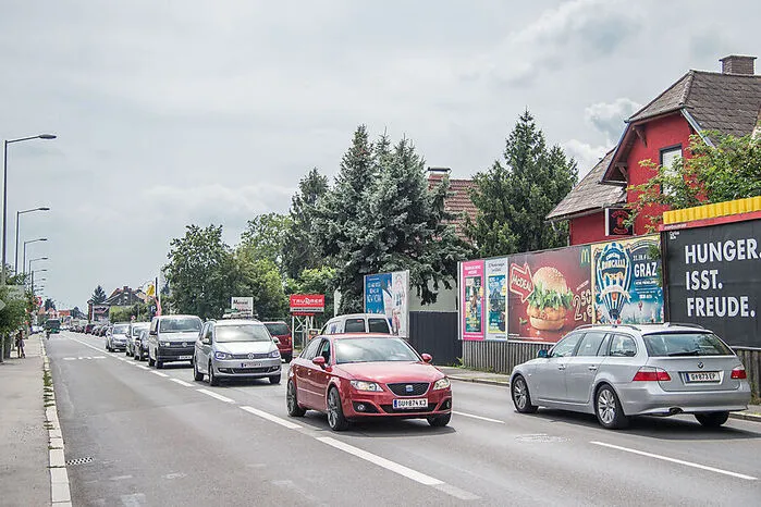 Entlang der Kärntner Straße wird die Dichte von 1,5 auf 1,0 gesenkt und die Nutzung ausgedehnt: Weg von reinem Gewerbe auf Kerngebiet und Gewerbe, um mehr Handel als Nahversorger anzuziehen.
