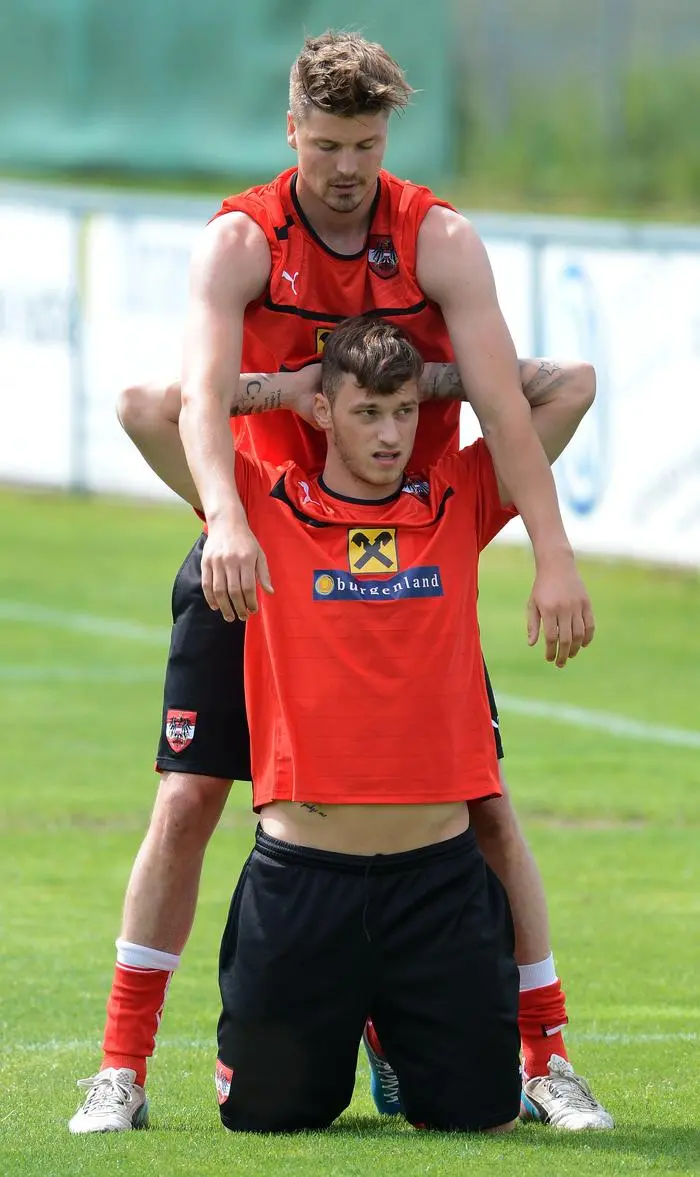 APA12962144 - 29052013 - STEGERSBACH - ÖSTERREICH: Sebastian Prödl (im Hintergrund) und Marko Arnautovic während des Trainings der österreichischen Fußball-Nationalmannschaft am Mittwoch, 29. Mai 2013, in Stegersbach. Österreich wird am Freitag, 7. Juni 2013, ein WM-Qualifikationsspiel gegen Schweden bestreiten. APA-FOTO: ROBERT JAEGER