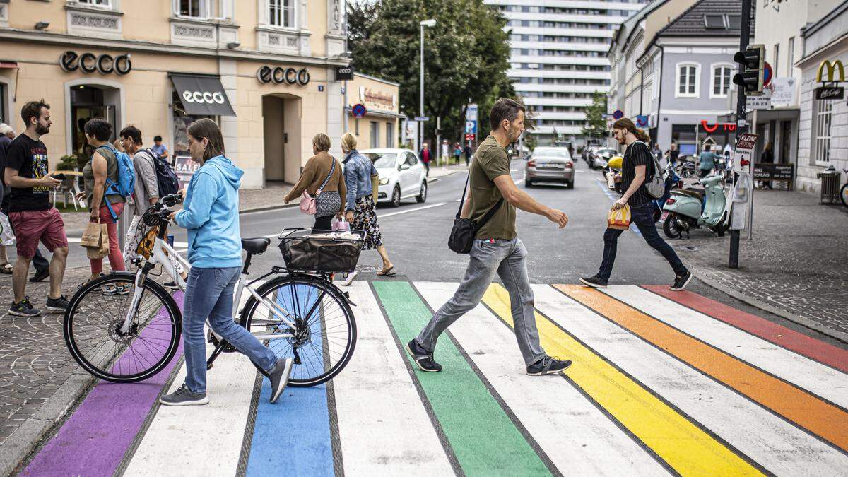 Vor den City Arkaden befindet sich der erste und bisher einzige Regenbogenzebrastreifen in Klagenfurt