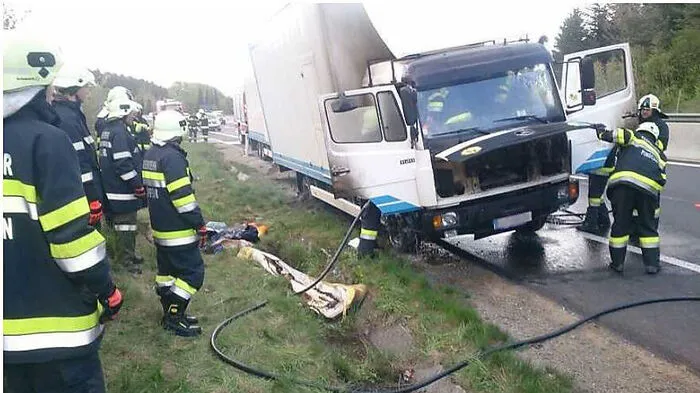 Insgesamt waren 62 Feuerwehrmänner beim Fahrzeugbrand im Einsatz