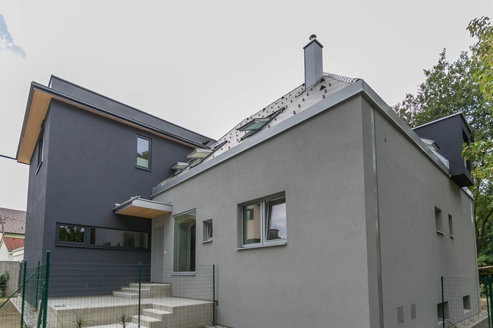 Hier der Hauszugang zur separaten Mietwohnung im Untergeschoß.