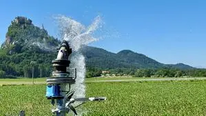 Landwirt Andreas Planegger aus Launsdorf hat seine Bewässerungsanlage heuer im Vollbetrieb