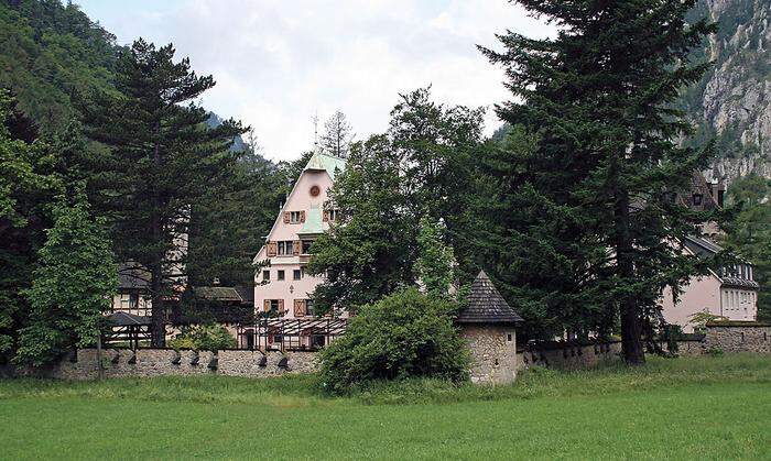 Schloss Gut Leopoldstein in Eisenerz, erbaut um 1680, beherbergt heute ein Internat und das Jugendsporthaus Eisenerz