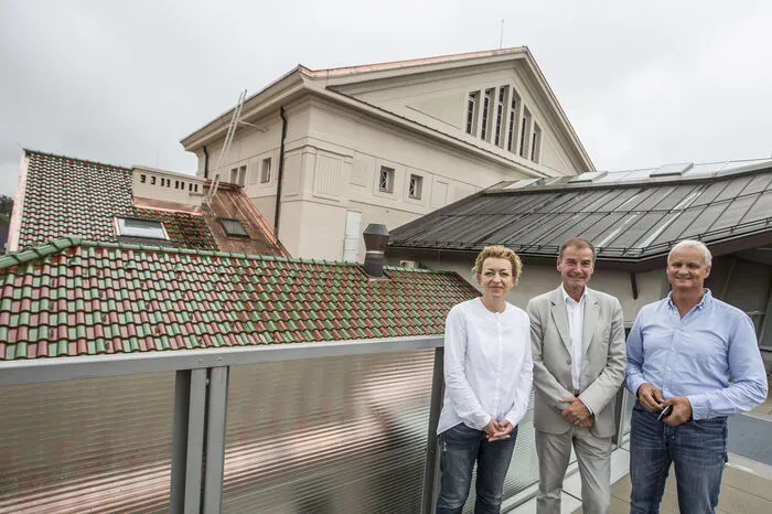 Begutachten das neue Dach mit insgesamt 25.000 Tonziegeln in rot und grün: Iris Dönicke (kaufmännische Direktorin), Günther Domenig (Architekt) und Werner Hrast (Stadttheater-Technik)