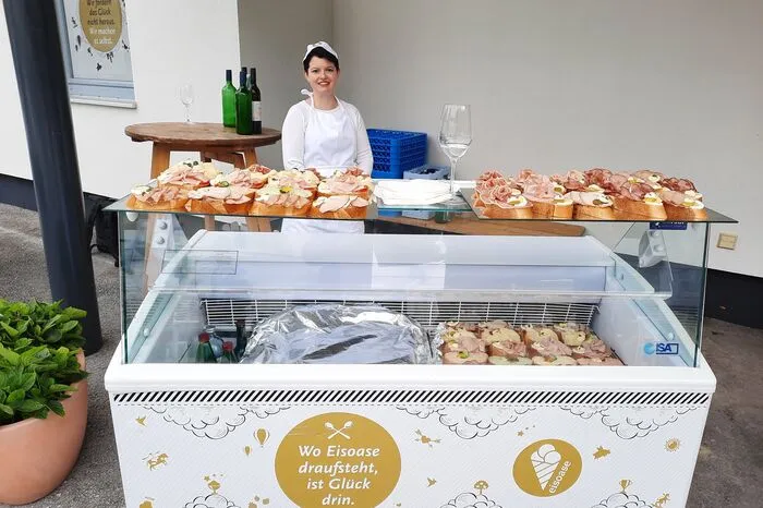 Neben Eis gab es auch Brötchen und Kastanien für die Gäste - um das leibliche Wohl kümmerte sich unter anderem Mitarbeiterin Beatrice Steiner.