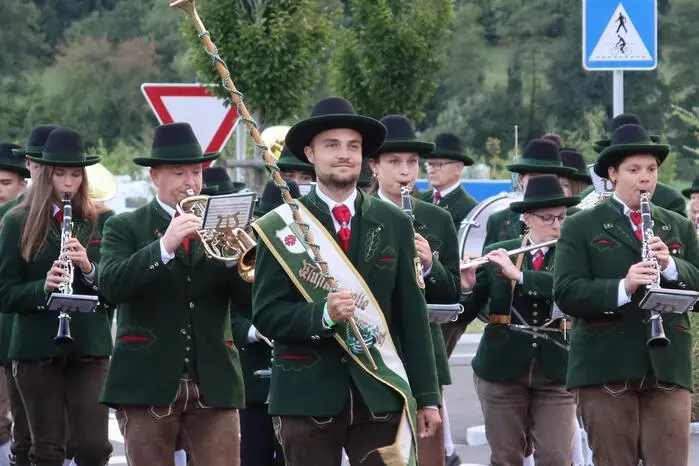 Die Kapellen marschierten als Gratulanten auf.