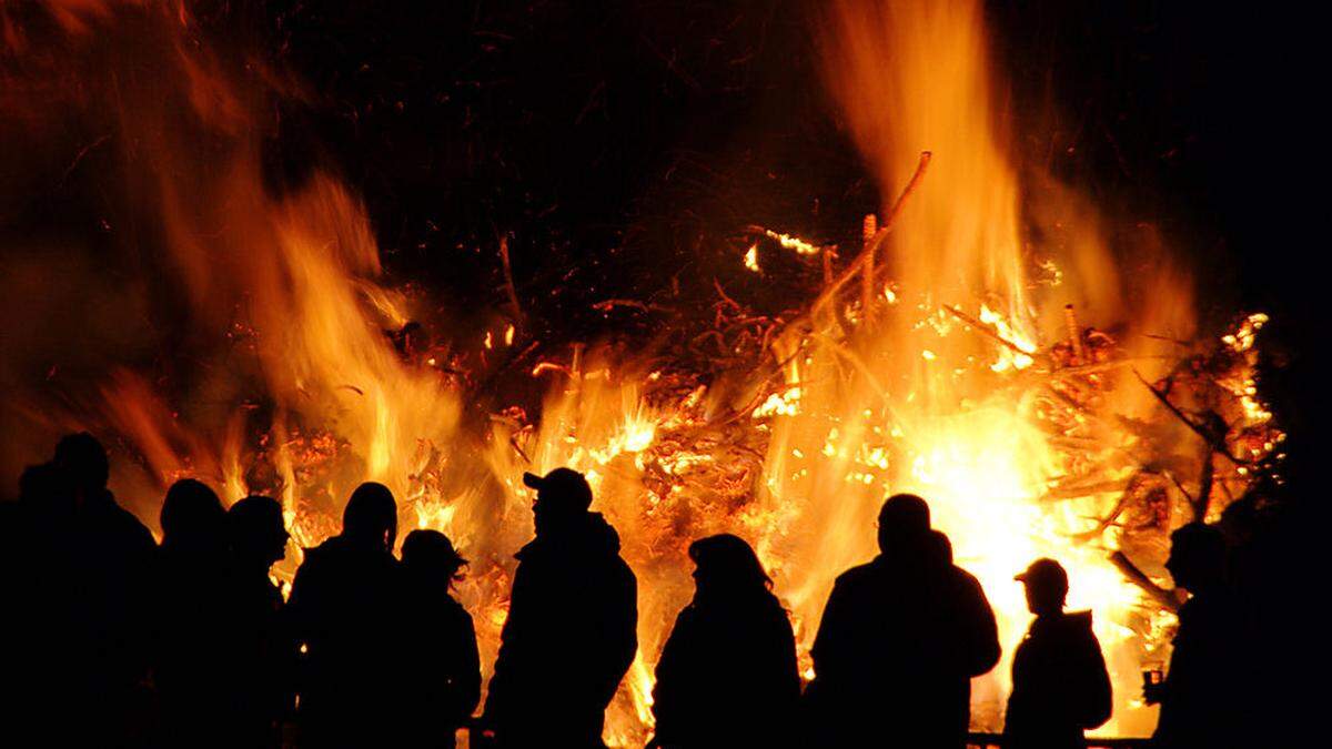 Osterfeuer erzeugen eine einzigartige Stimmung, der sich kaum jemand entziehen kann