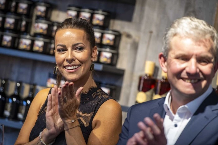 "Der Laden"-Chefin Eva-Maria Stiegmaier mit Michael Ranzmaier-Hausleitner