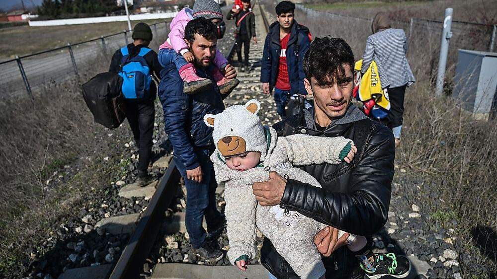 Die EU-Grenzschutzbehörde schickt Verstärkung nach Griechenland, nachdem die Grenzen zur Europäischen Union geöffnet wurden. Fast 10.000 Flüchtlinge seien am Samstag und Sonntag am  illegalen Grenzübertritt gehindert worden