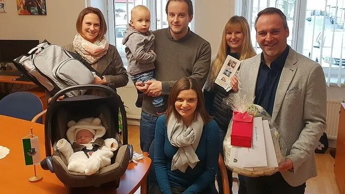 Katrin Buchsbaum, Franz Zarfl mit Sohn Lorenz sowie Katrin Darmann mit Theresa, Melissa Kienzl und Bürgermeister Günther Vallant