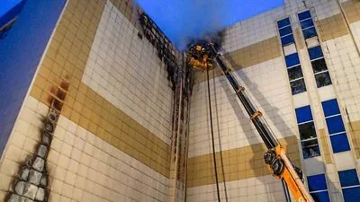 Das Feuer brach im vierten Stock des Einkaufzentrums aus 