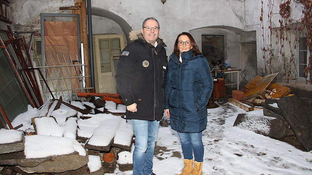 Andreas und Korina Steiner im Innenhof des Bürgerhauses, das neue Heimat ihres Lokals &quot;Lounge&quot; wird