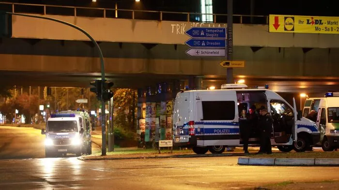 Es hat nur eine halbe Stunde gedauert, aber 450 Polizisten und Dutzende Feuerwehr- und Rettungsleute waren im Einsatz: In Berlin wurde eine Bombe aus dem Zweiten Weltkrieg unschädlich gemacht.