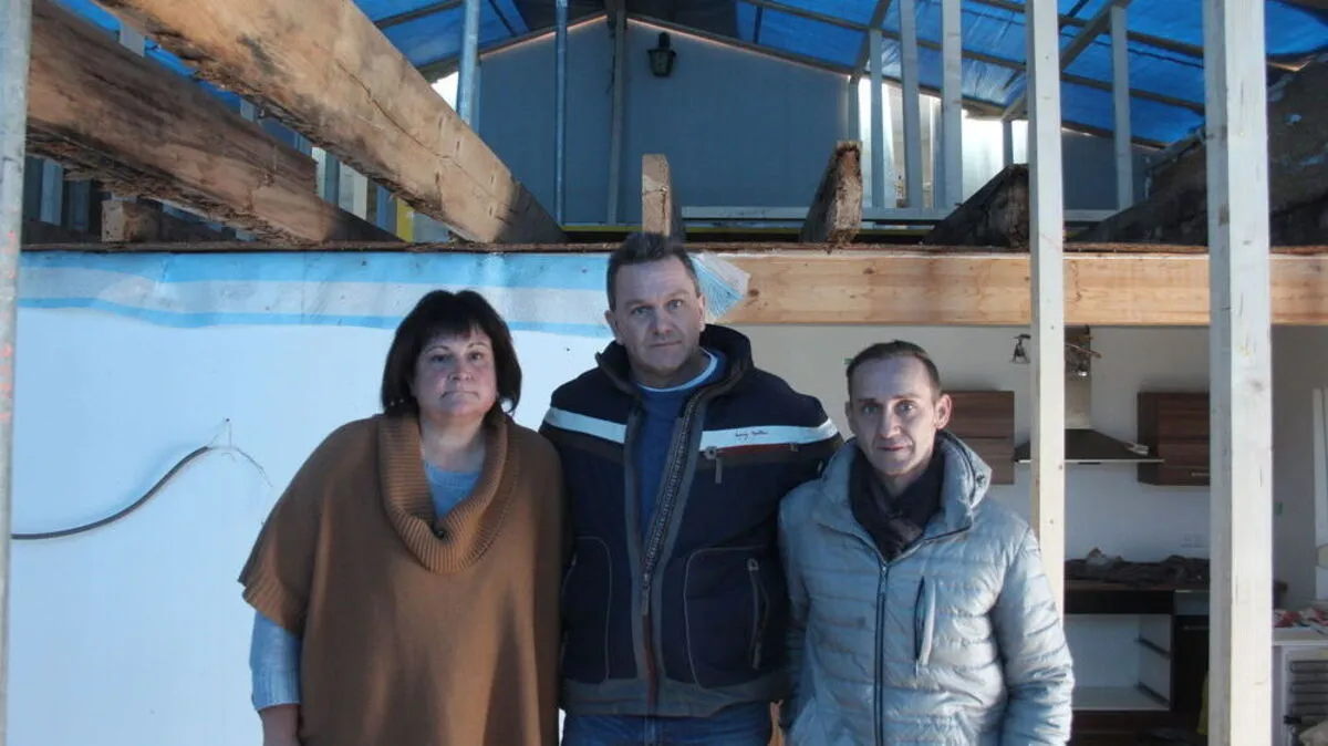 Günther Nussbaum mit zwei Betroffenen. Ein Wasserschaden machte das Holzriegelhaus in Seiersberg unbewohnbar.
