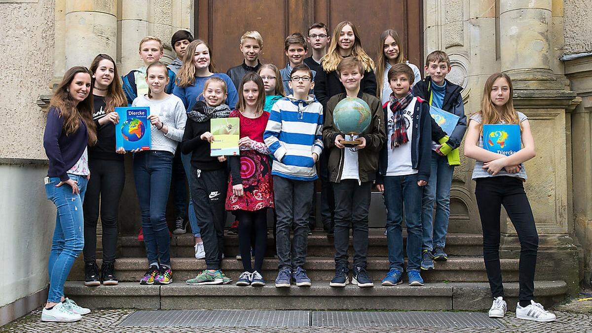 Nadine Herbst (links) und ihre Klasse vor dem Berliner Privatgymnasium Königin-Luise-Stiftung im noblen Bezirk Dahlem  