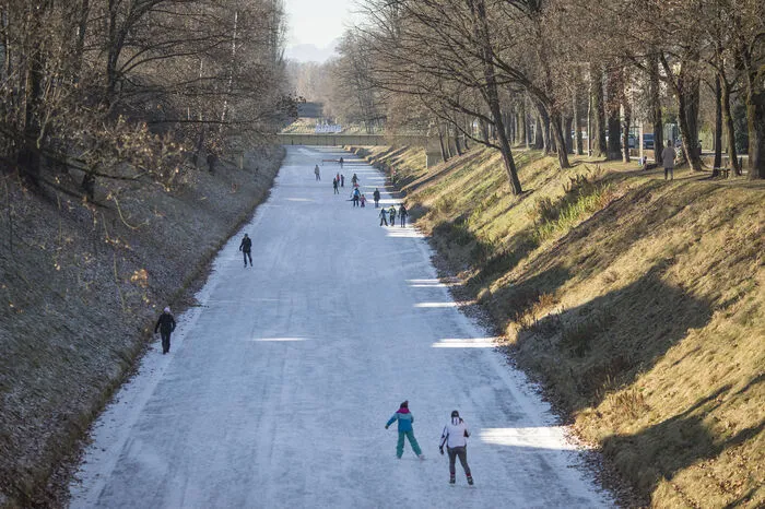 Der Lendkanal in Klagenfurt ist seit 23. Dezember befahrbar, nun auf 1,5 Kilometer Länge. Das Eis mindestens 18 Zentimeter stark.