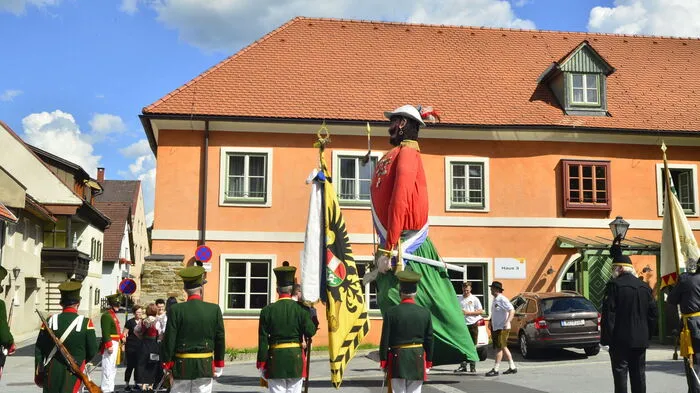 Sie überragt alle: die Riesenfigur Samson, die am 15. August wieder durch Murau tanzte.