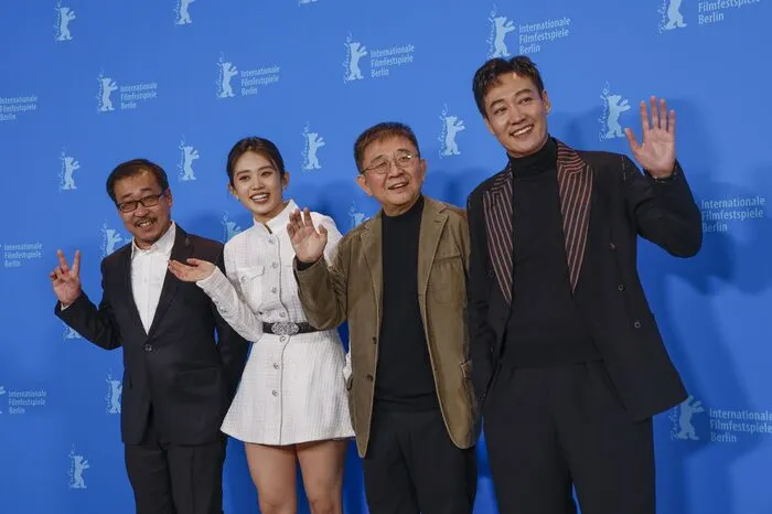 Wang Hongwei, Huang Yao, Regisseur Zhang Lu und Xin Baiqing beim Fototermin für den Film "The Shadowless Tower".