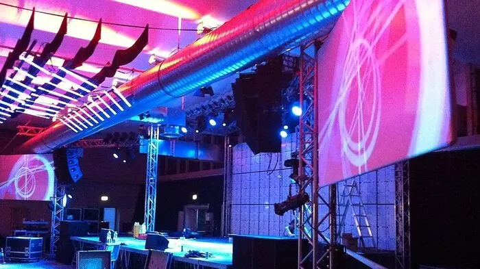 Wilder Westen: Für sechs Wochen wird das Alte Hallenbad in Feldkirch wieder zur Bühne für das wohl wichtigste Independentfestival im Bodenseeraum. Heuer auf dem Programm: die Pixies, Cat Power, Jake Bugg, Conor Oberst und Element of Crime angesagt. http://poolbar.at