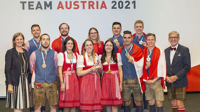 Wirtschaftslandesrätin Barbara Eibinger-Miedl, Wirtschaftsministerin Margarete Schramböck und WKO Steiermark Präsident Josef Herk gratulieren den steirischen Medaillengewinnern