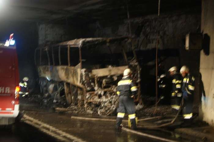 Ersten Vermutungen zufolge könnte der Motor des Busses in Brand geraten sein.