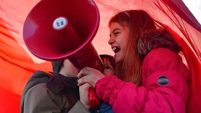 Zum Frauentag wird mit den Waffen des Geistes und der Solidarität gekämpft, damit Frauen gehört werden