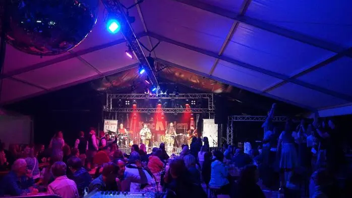 Die erste „Frühlingswiesn“ feierte ihre Premiere in der Rosentaler Einkaufswelt – mit ausgelassener Stimmung und großem Besucherandrang.