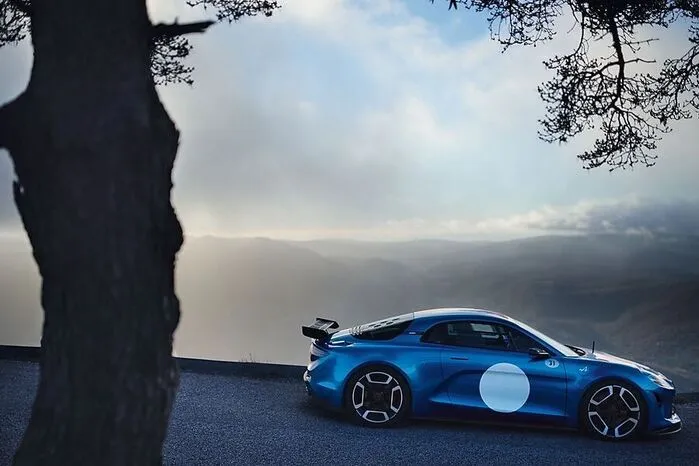 In der Pressemeldung ist „von beiden Fußpedalen“ zu lesen – das hört sich zumindest nach einer Automatikvariante an, wenn man sich nicht gar wie beim Clio RS dazu entscheidet, die Alpine nur mit Doppelkupplungsgetriebe anzubieten.