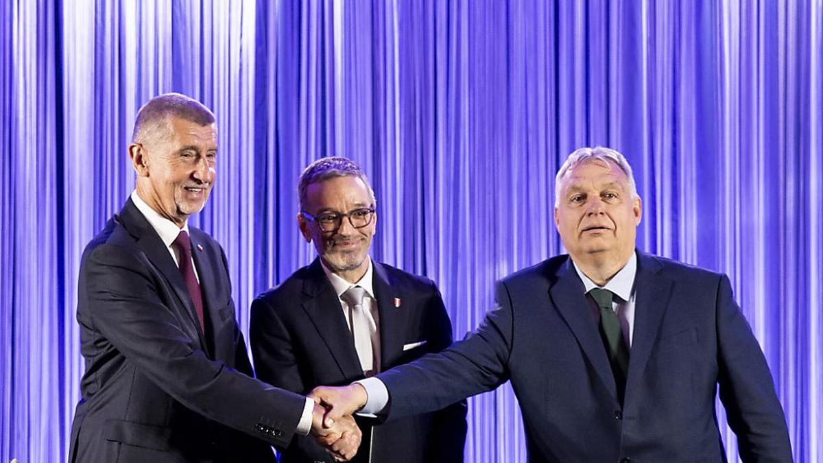 ANO-Vorsitzender Andrej Babiš, Bundesparteiobmann Herbert Kickl (FPÖ) und Ministerpräsident von Ungarn, Viktor Orbán, bei der Ankündigung ihrer neuen Fraktion