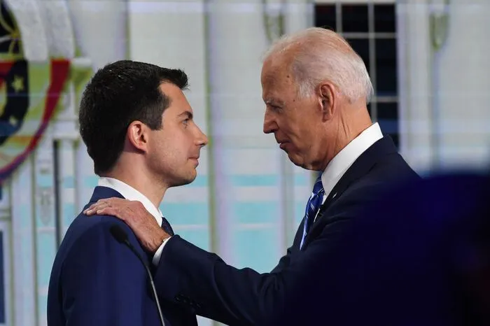Ex-Vizepräsident Joe Biden (rechts), der zum moderaten Lager zählt, ist im Aufwind. Hier im Bild mit Pete Buttigieg, der bereits das Handtuch geworfen hat und nun Joe Biden unterstützt. Er rechnet sich Chancen auf die Vize-Präsidentschaft aus, wenn Biden gewinnen sollte.