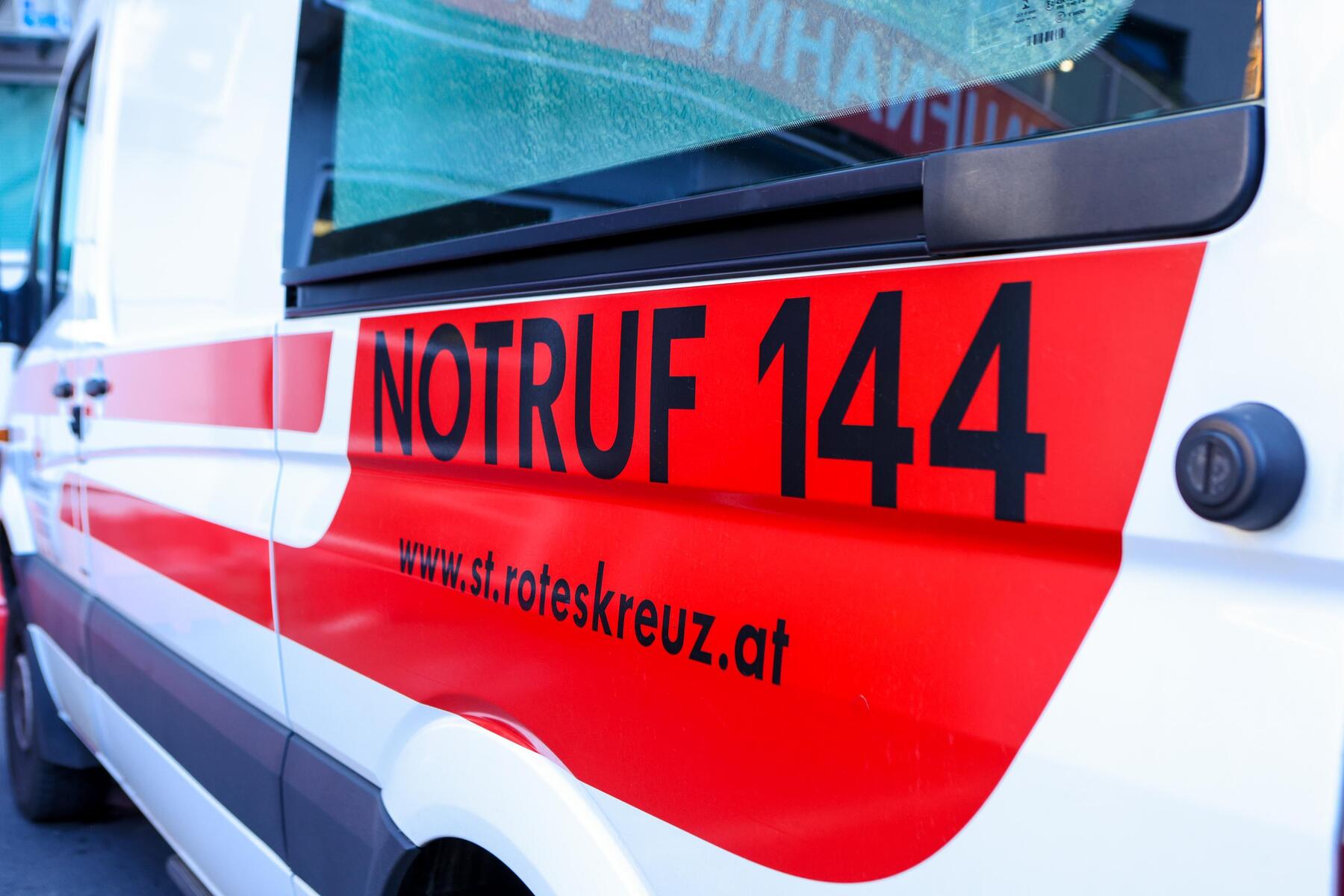 Sankt Peter am Ottersbach, : Zwei Frauen nach Partynacht bei