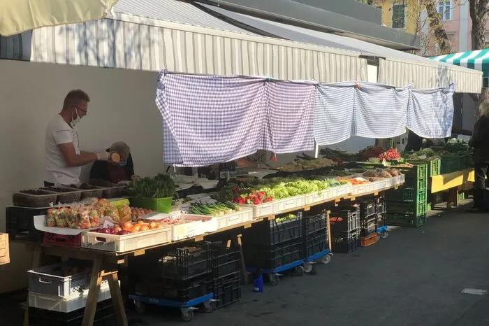 Sonnenschutz für den Salat. Der Großteil der Kunden trägt Masken.