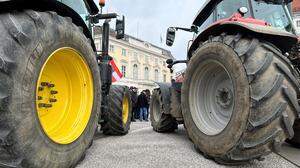 Traktoren vor dem Bundeskanzleramt | Traktoren vor dem Ballhausplatz