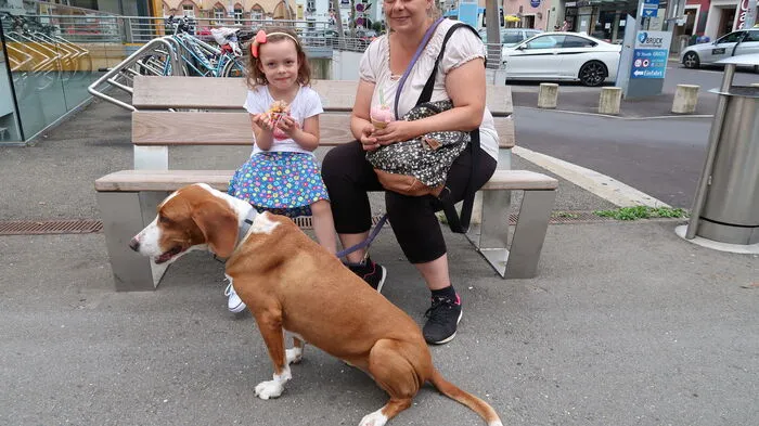 Die süße Erfrischung kam aus dem Hause des Grazer Eiskönigs Charly Temmel. Auch der Hund ist beim Eisessen mit dabei.